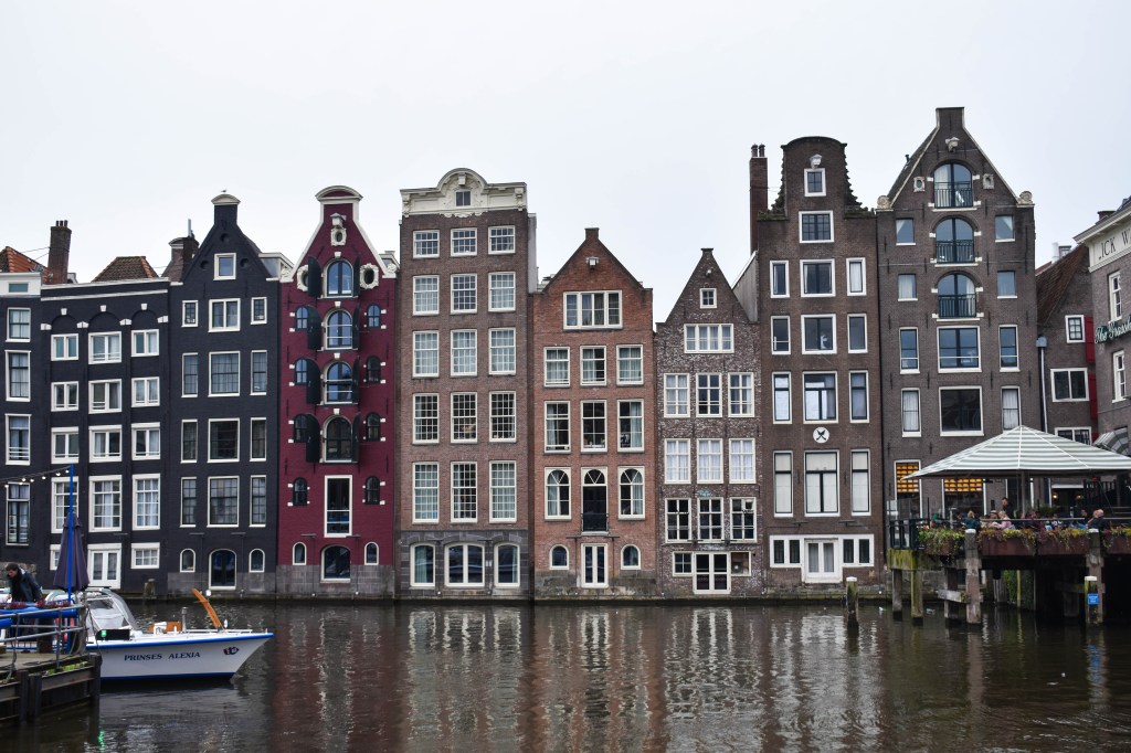 maisons au style flamand d'Amsterdam sur Nieuwezijds Voorburgwal