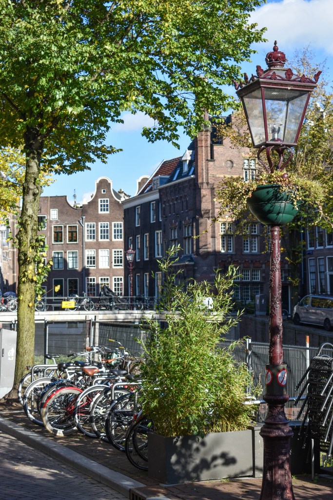 vélos au bord du canal à Amsterdam