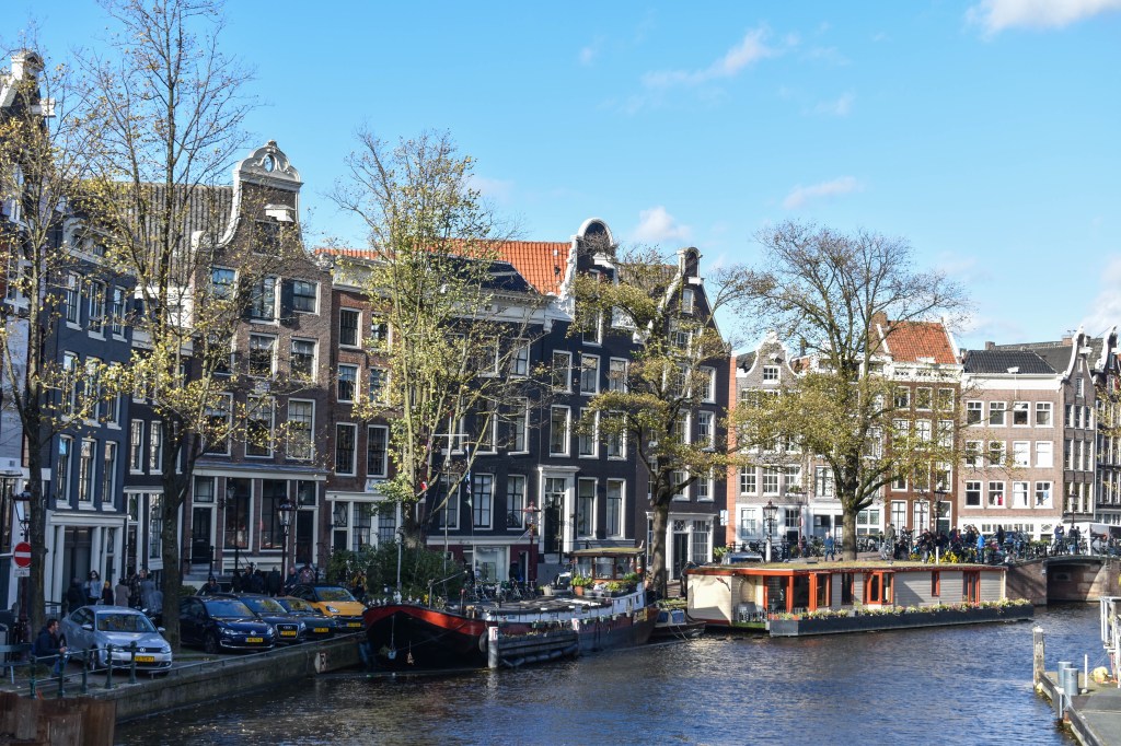 Maisons au bord de l'eau à Amsterdam