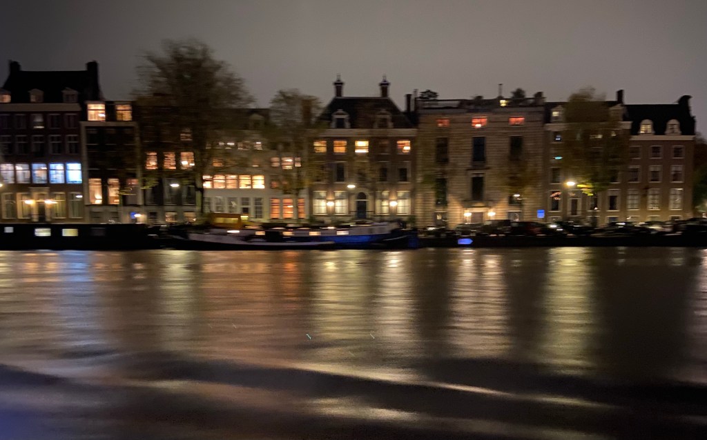 vue sur amsterdam le soir depuis les canaux