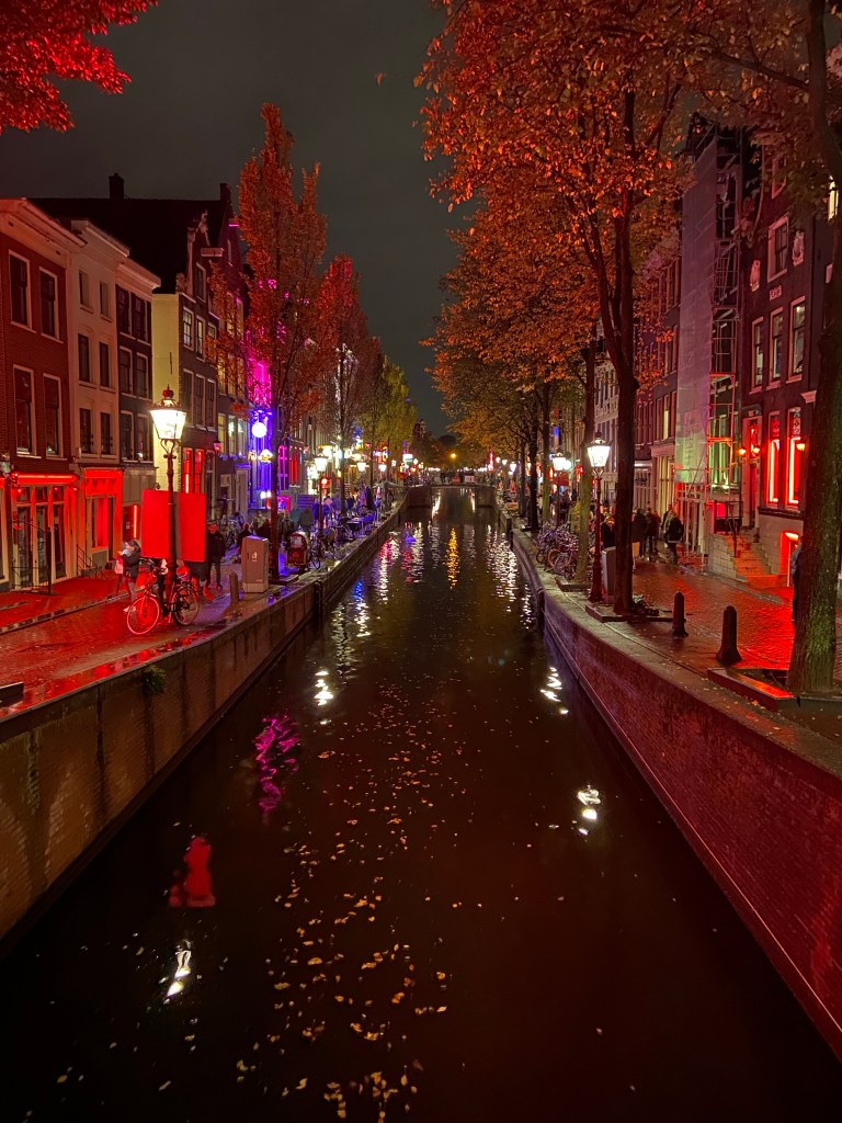 Quartier rouge d'amsterdam de nuit