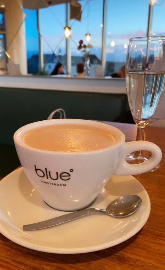 Vue sur Amsterdam au coucher du soleil depuis le cafe Blue Amsterdam