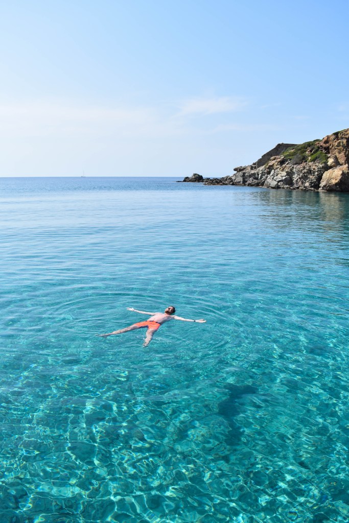 baignade dans l'eau turquoise de Milos