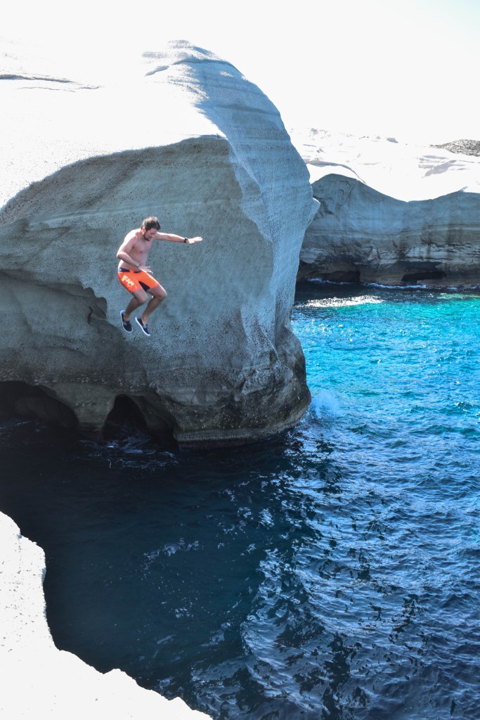 saut des rochers à Sarakiniko