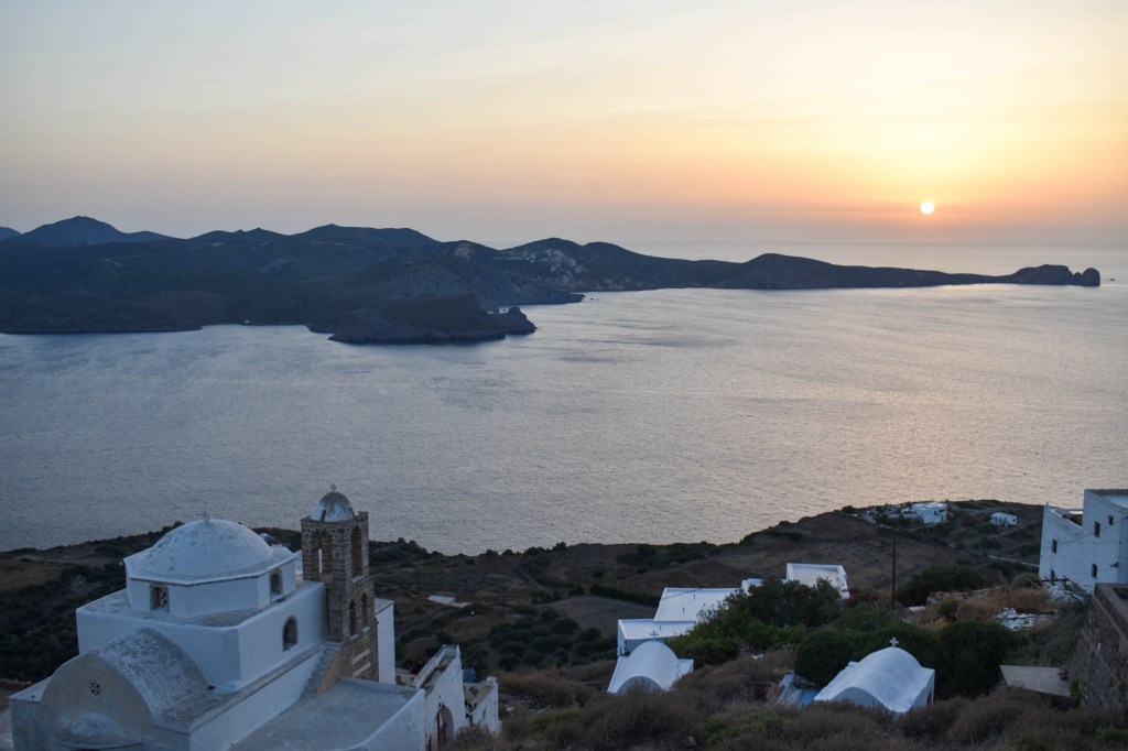 Coucher du soleil à Plaka à Milos