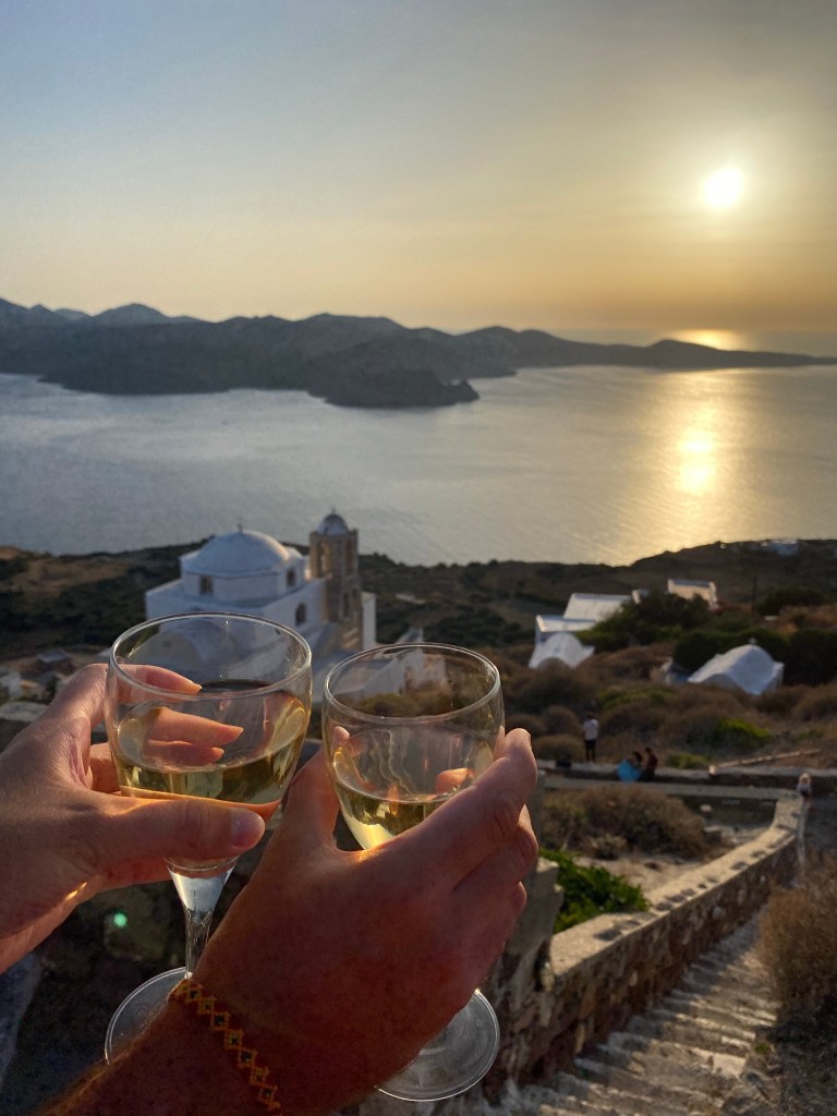 verres de vin au coucher du soleil à Plaka à Milos