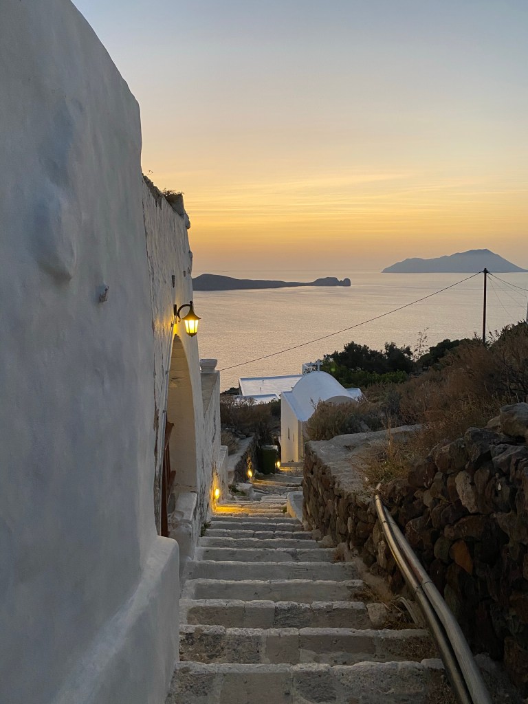 ruelle au coucher du soleil à Plaka à Milos
