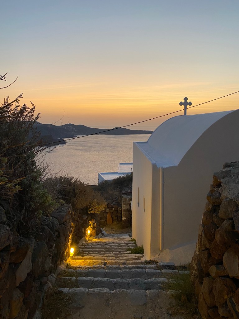 ruelle au coucher du soleil à Plaka à Milos