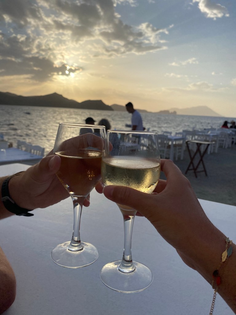 boire un verre de vin dans le village de pêcheurs Klima