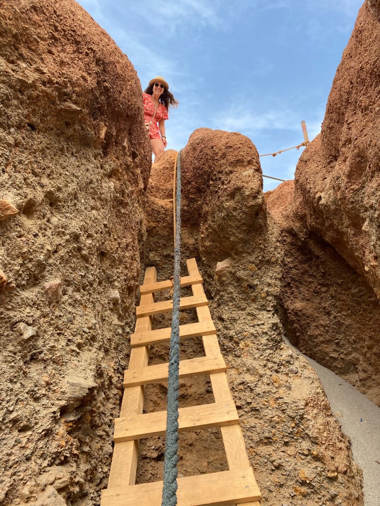 échelle pour descendre sur la plage de tsigrados