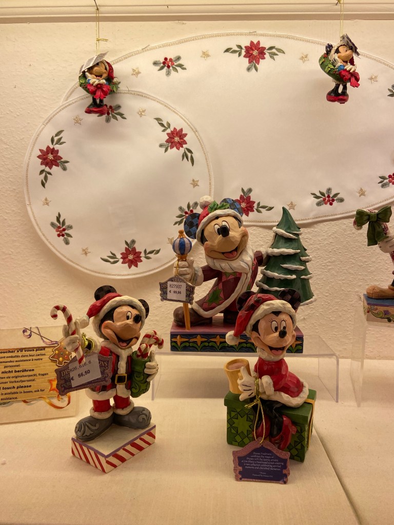 figurines mickey à la féérie de Noël à Riquewhir