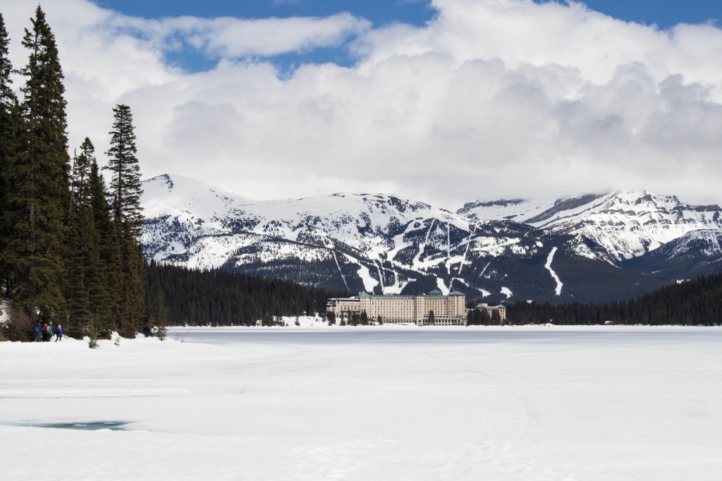 vue sur le château Fairmont depuis l'autre côté du lac louise enneigé