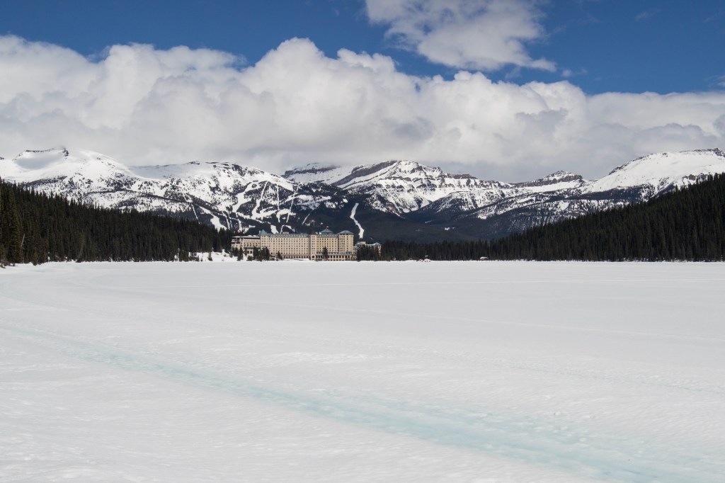 vue sur le château Fairmont depuis l'autre côté du lac louise enneigé