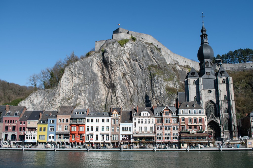 dinant église et citadelle au bord de la meuse