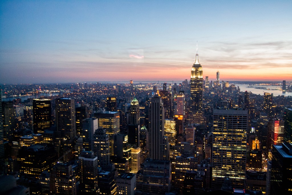 Vue depuis la tour rockfeller sur new york et l'empire state building au coucher du soleil