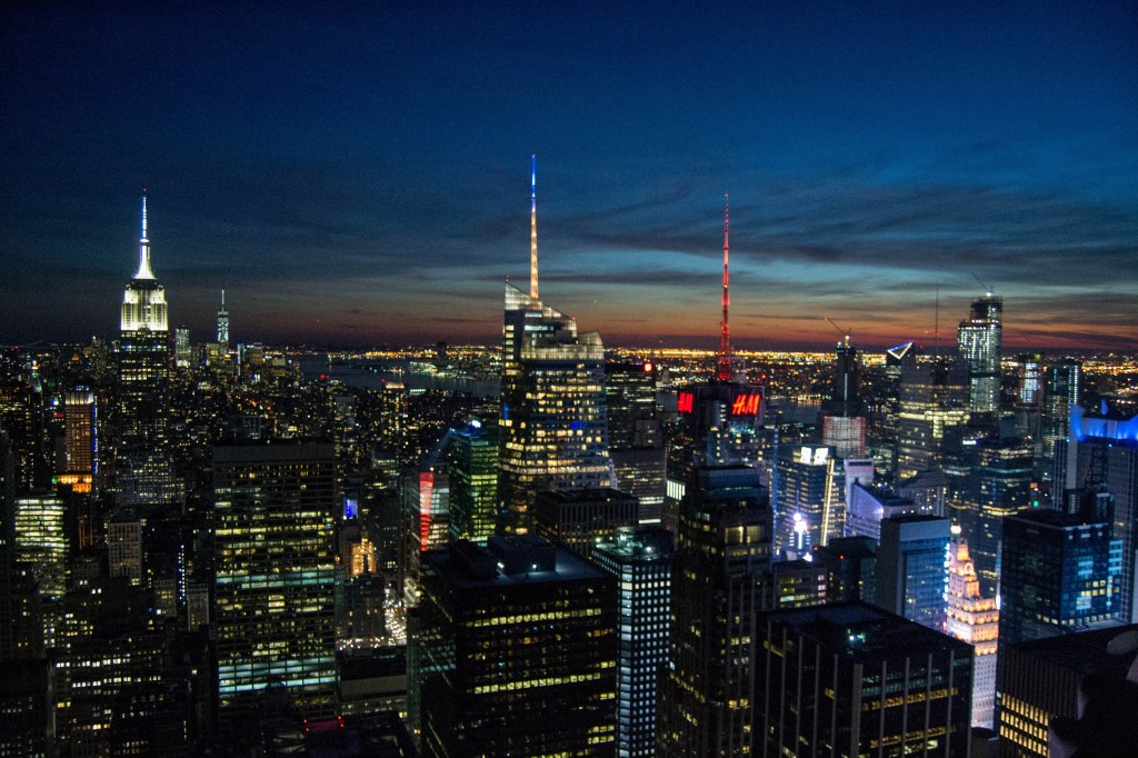 Vue depuis la tour rockfeller sur new york et l'empire state building au coucher du soleil