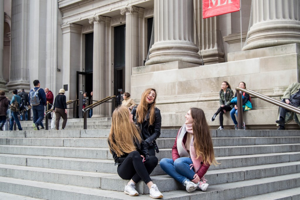 pose sur les marches du Met