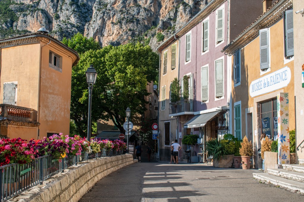 village Moustiers Sainte Marie dans les gorges du verdon
