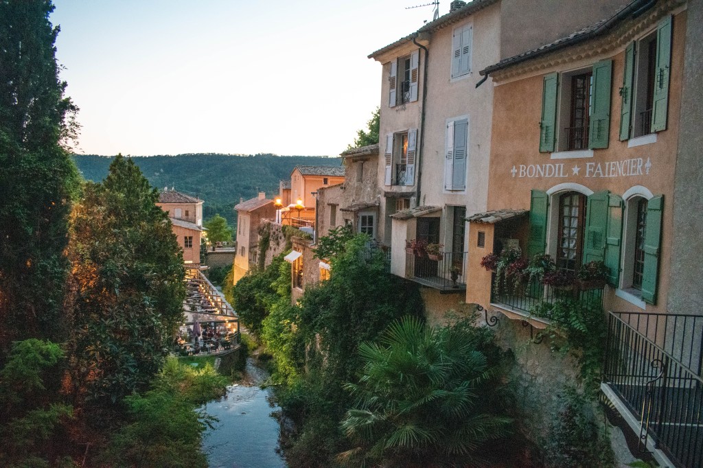 village Moustiers Sainte Marie dans les gorges du verdon