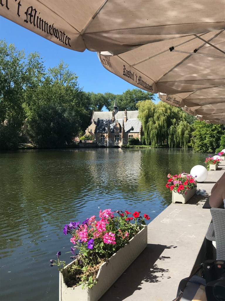 verre en terrasse à Bruges