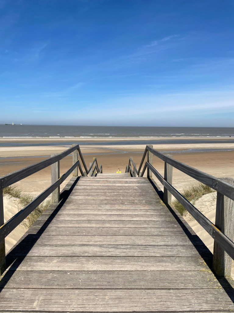 ponton vers la plage de la mer du nord