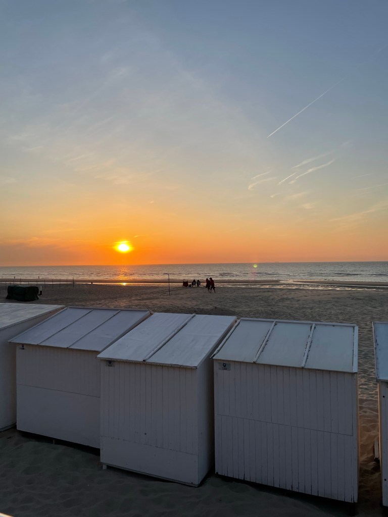 coucher du soleil sur la plage de la mer du nord