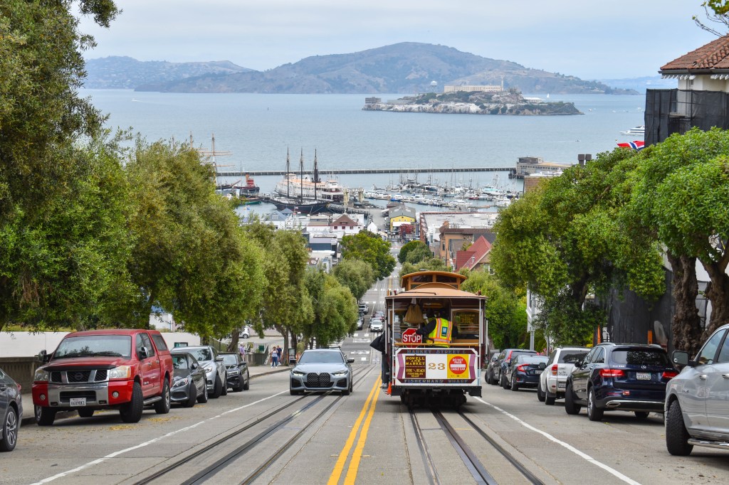 cable car avec alcatraz en fond à san francisco