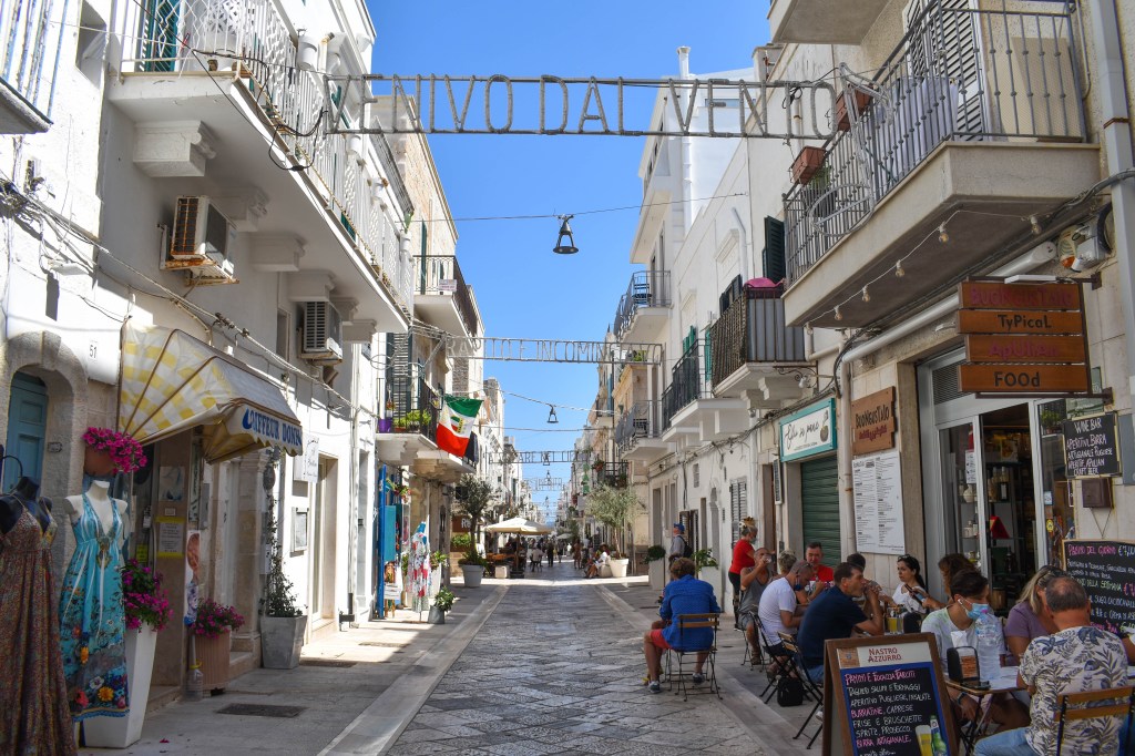 rue marchande de Polignano a mare