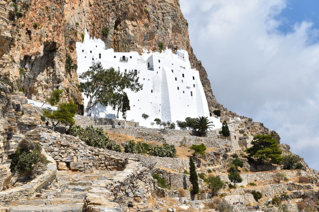 monastère blanc de Chozoviotissa encastré dans les falaises d'Amorgos