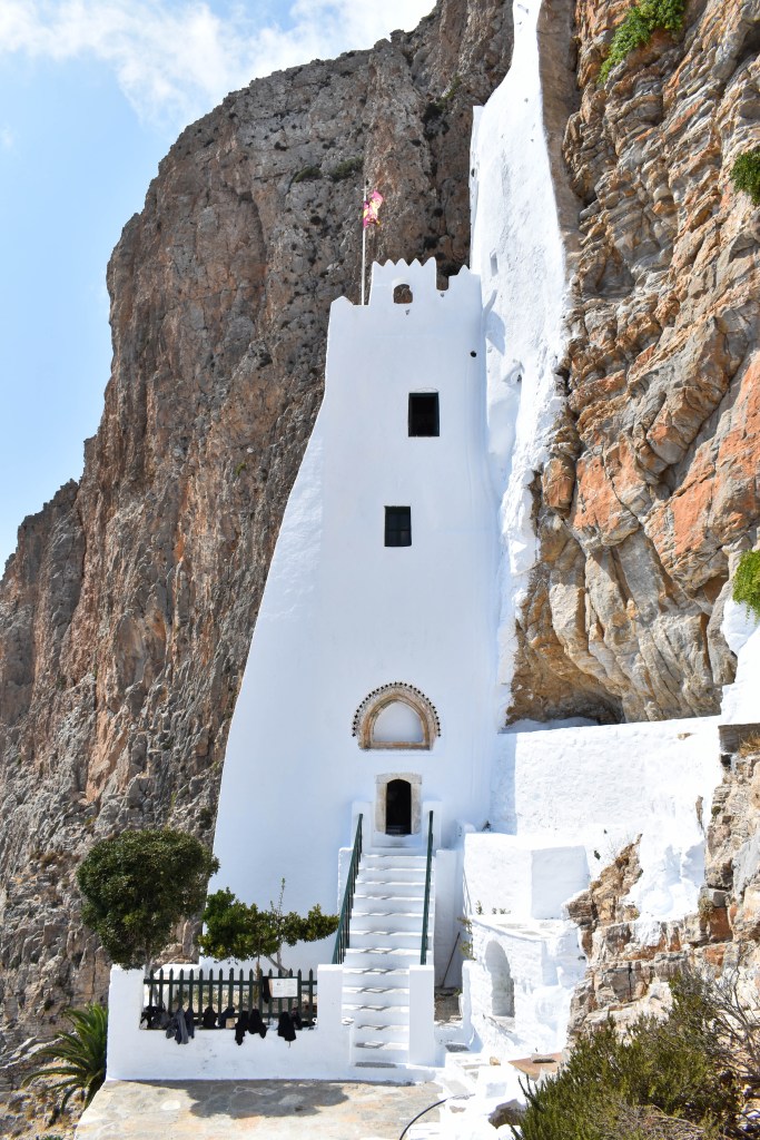 monastère blanc de Chozoviotissa encastré dans les falaises d'Amorgos