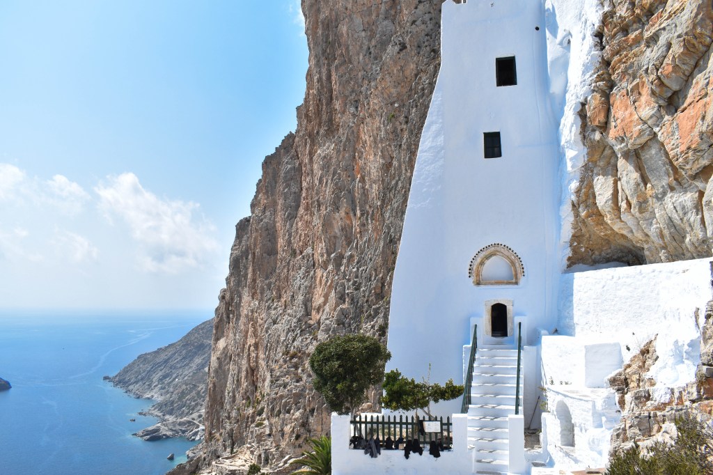 monastère blanc de Chozoviotissa encastré dans les falaises d'Amorgos
