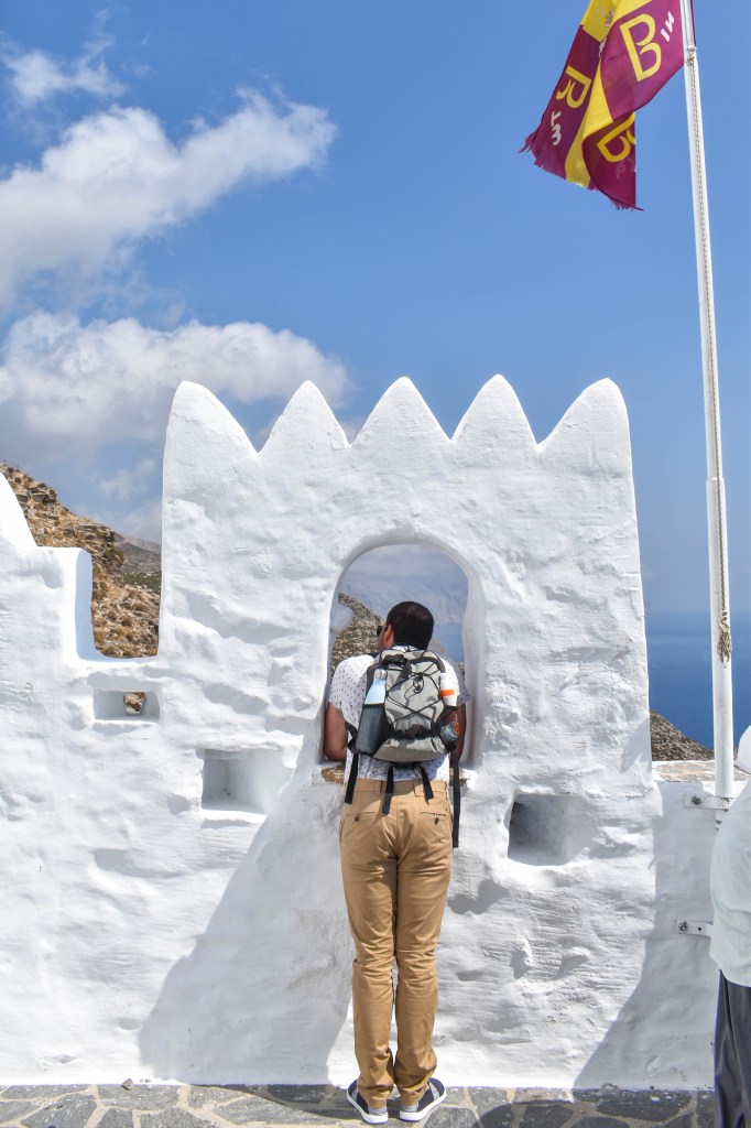 monastère blanc de Chozoviotissa encastré dans les falaises d'Amorgos