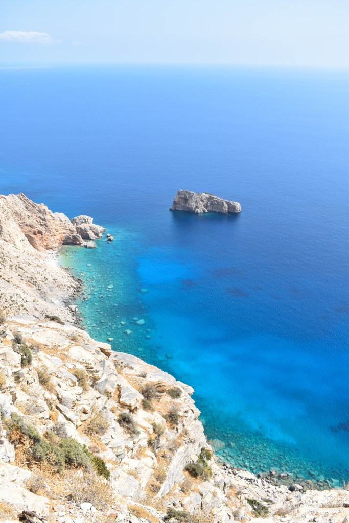 vue depuis le monastère blanc de Chozoviotissa encastré dans les falaises d'Amorgos