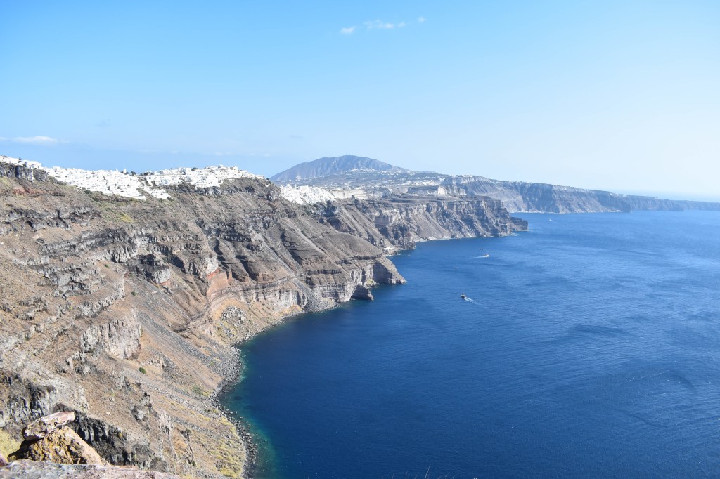 vue depuis le rocher skaros de Santorin