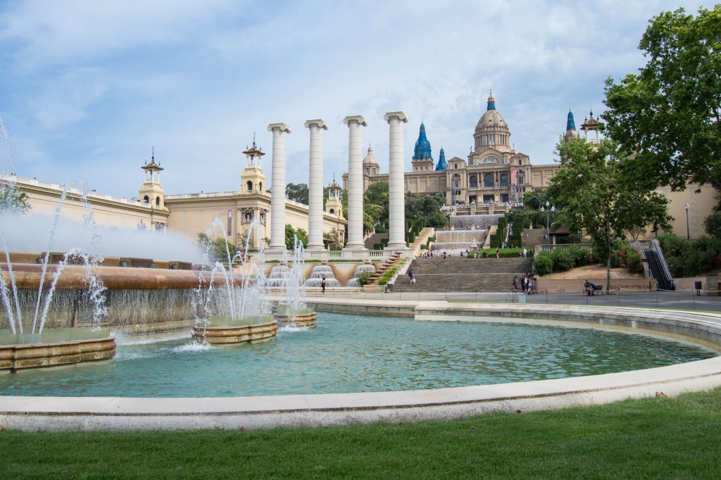 musée d'art catalan et fontaine Montjuic à Barcelone