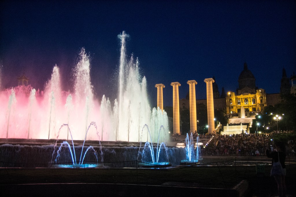 spectacle de son et lumière à la fontaine Montjuic à Barcelone