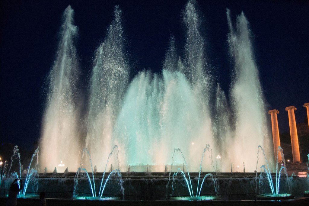 spectacle de son et lumière à la fontaine Montjuic à Barcelone