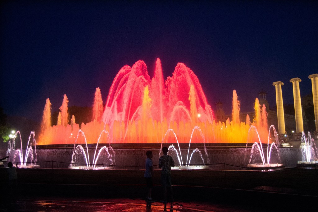 spectacle de son et lumière à la fontaine Montjuic à Barcelone