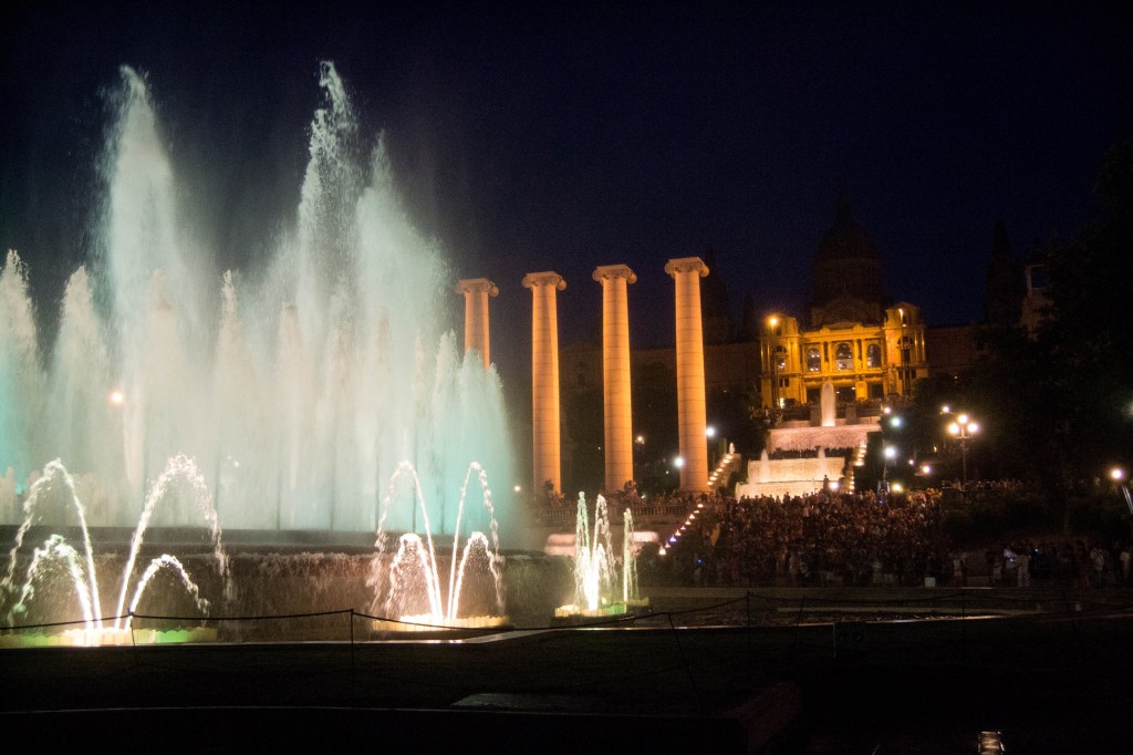 spectacle de son et lumière à la fontaine Montjuic à Barcelone