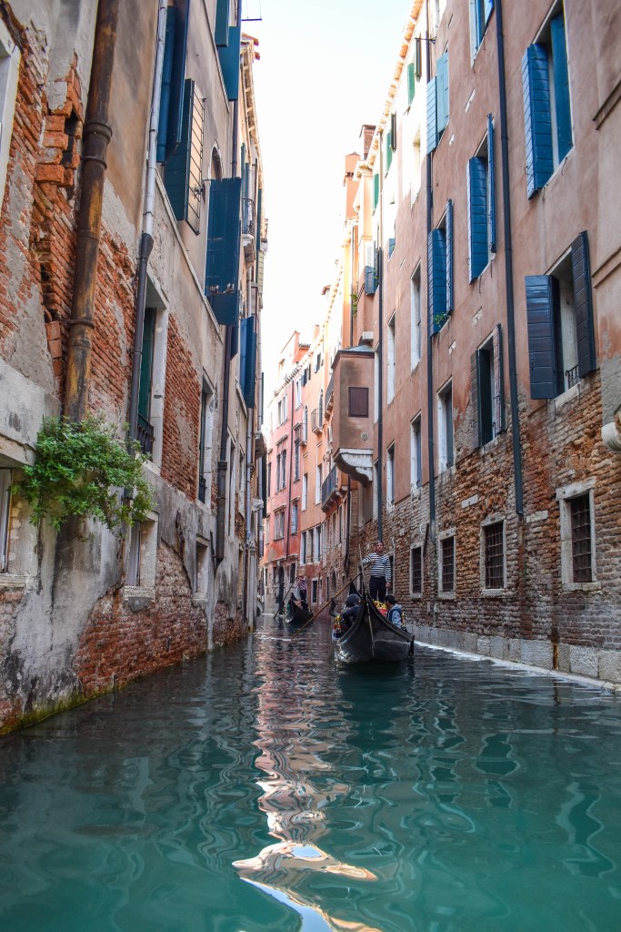 Canal Venise avec gondole