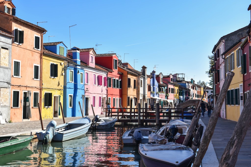 Canal bordé de maisons colorées Burano