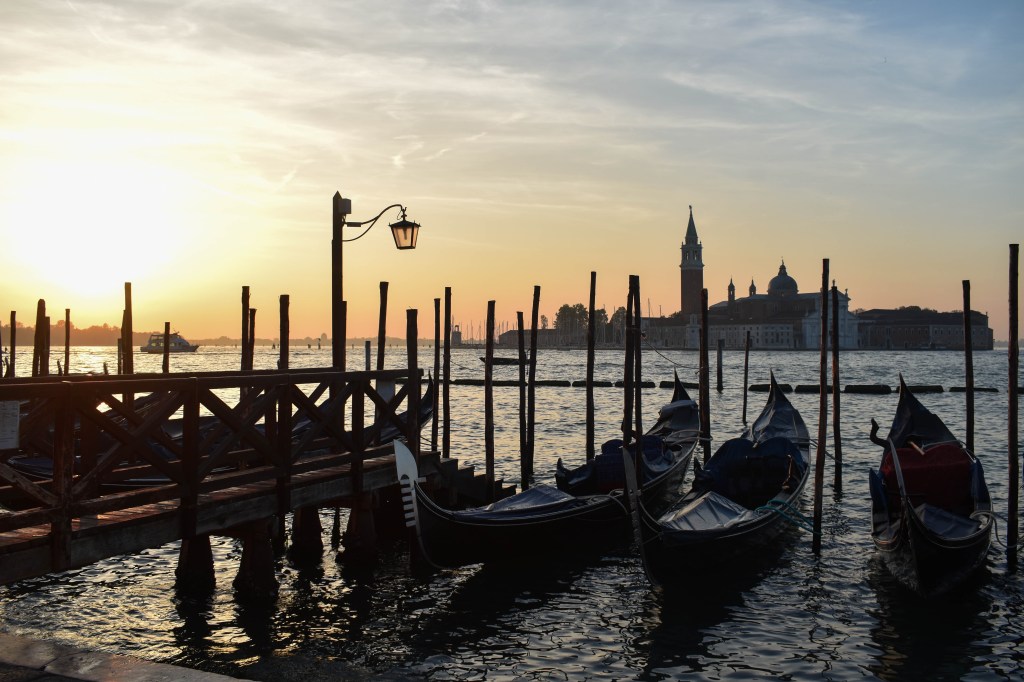 Lever du soleil sur gondoles et San Giorgio Maggiore
